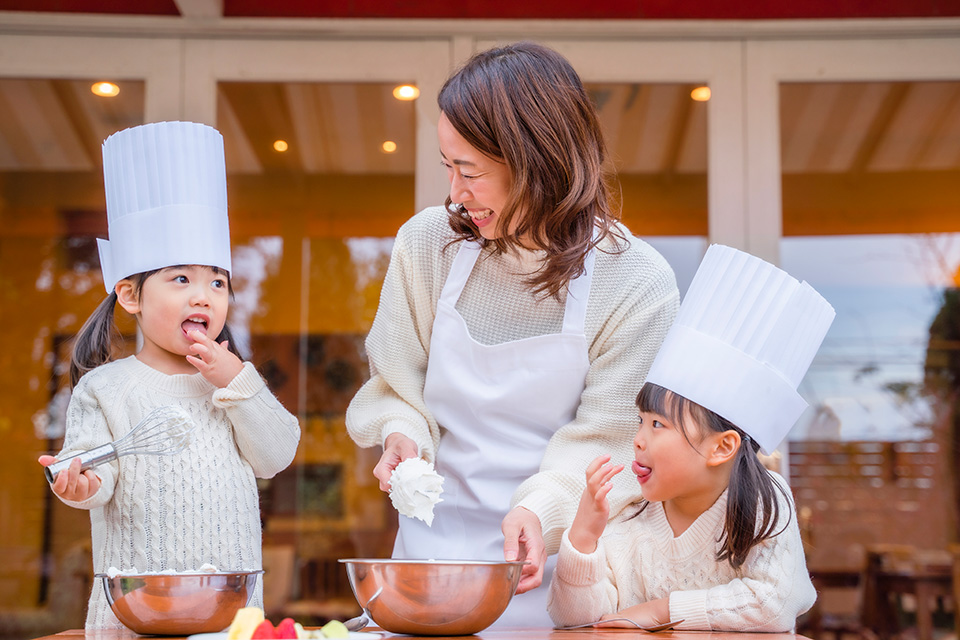 親子でケーキ作りのイメージ