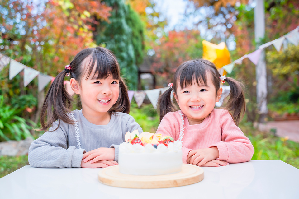 食物アレルギーのために「食べたくても食べられない方に。(non)はこれからもアレルギー対応スイーツの研究・開発を続けます。 スイーツを囲む子供たちの笑顔写真