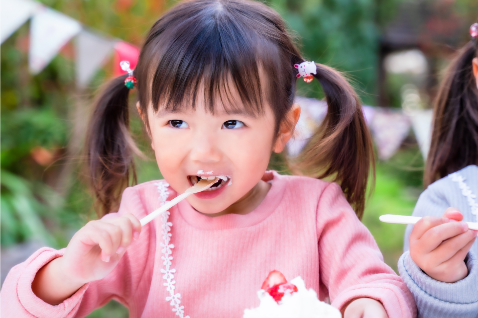 スイーツを囲む子供たちの笑顔フォト